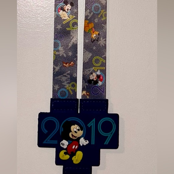 2 Disney Parks 2019 Mickey Mouse Friends Gray/Blue Reversible Pin Lanyard, NWT. - Picture 3 of 3